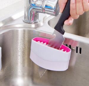 Cleaning holder that easily cleans kitchen utensils