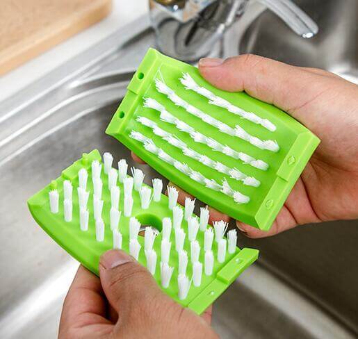 Cleaning holder that easily cleans kitchen utensils