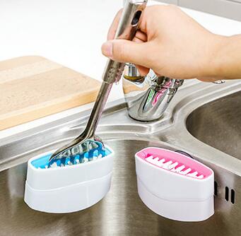 Cleaning holder that easily cleans kitchen utensils