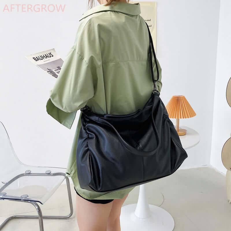 Shoulder strap bag in soft leather